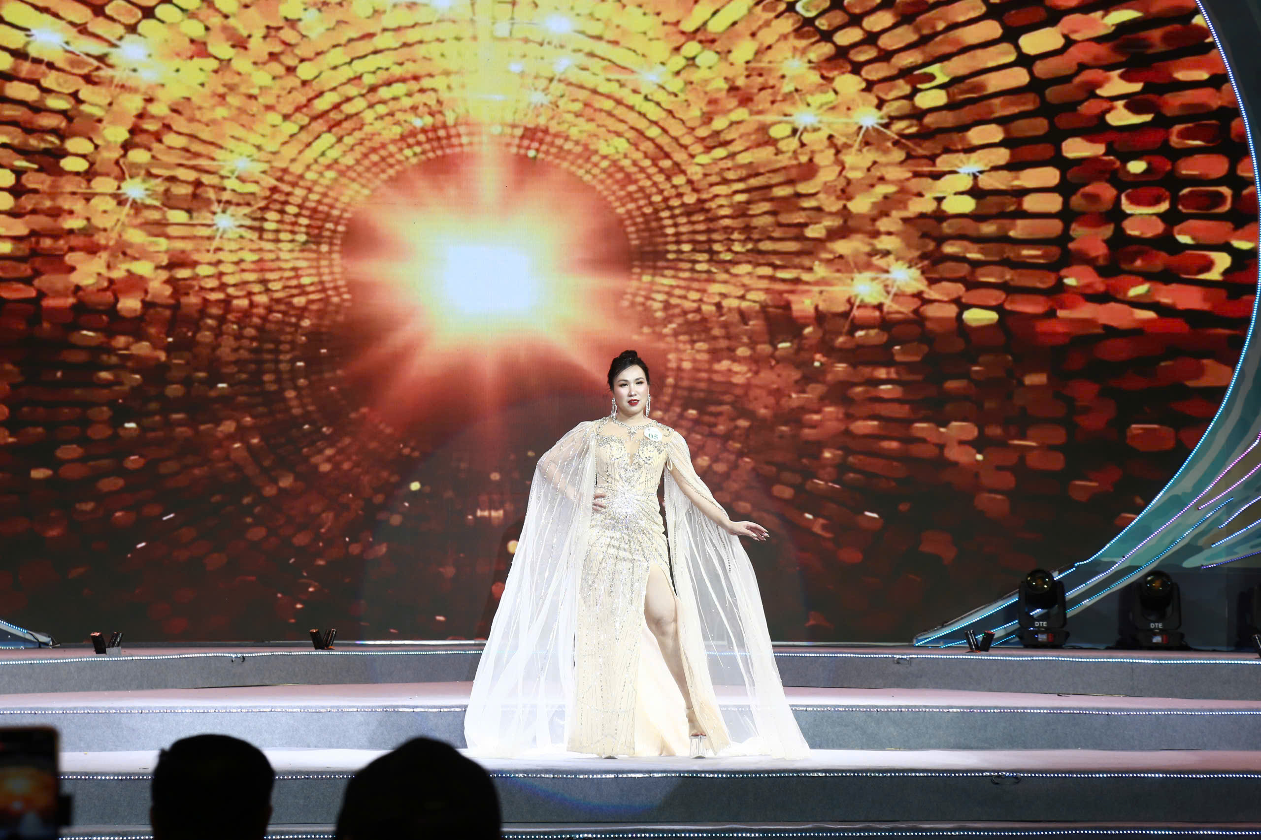 Top 20 thí sinh Nữ Đại sứ du lịch làng nghề Hà Nội 2025 lộng lẫy, kiêu sa với dạ hội  - ảnh 4