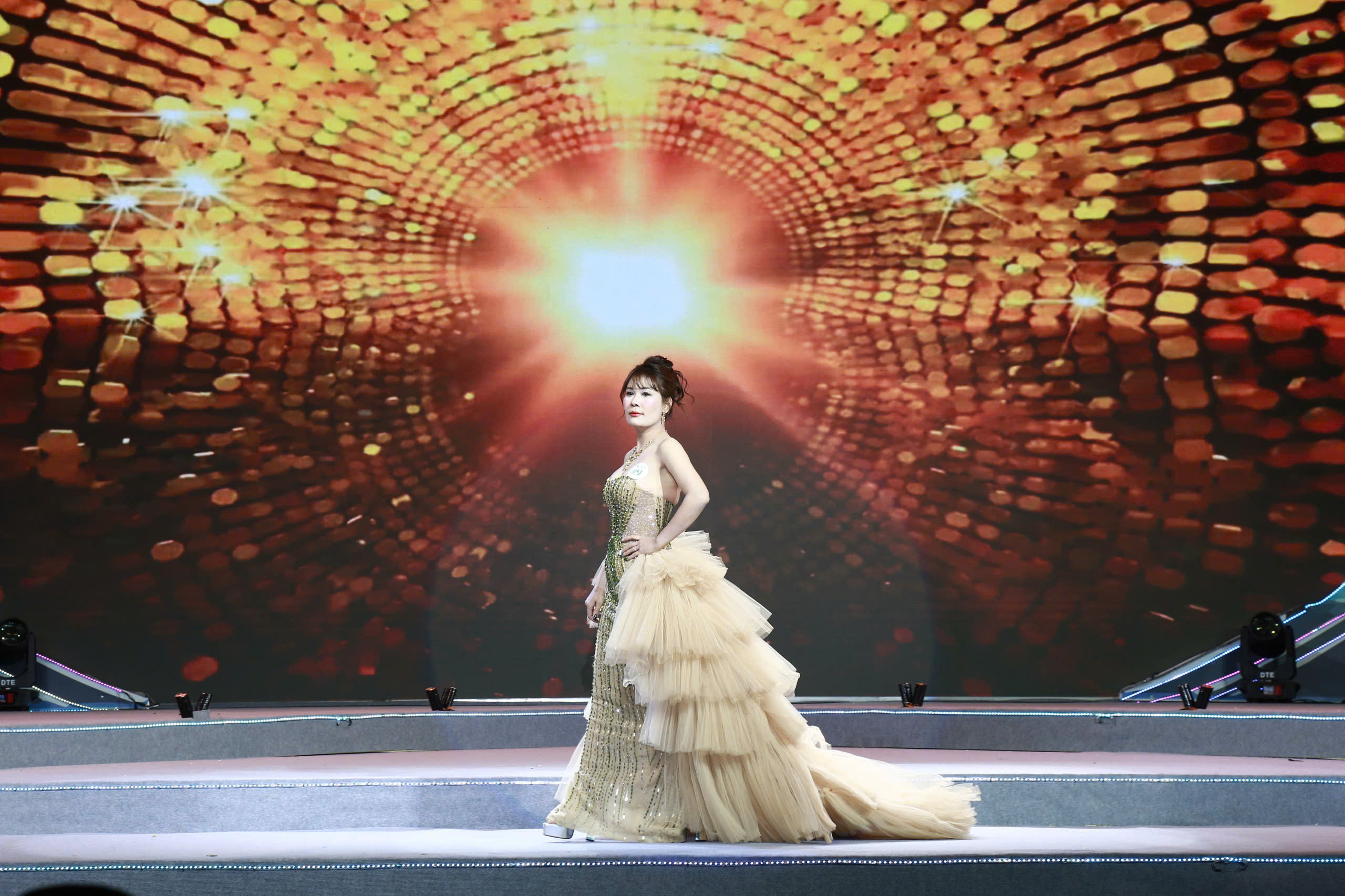 Top 20 thí sinh Nữ Đại sứ du lịch làng nghề Hà Nội 2025 lộng lẫy, kiêu sa với dạ hội  - ảnh 5