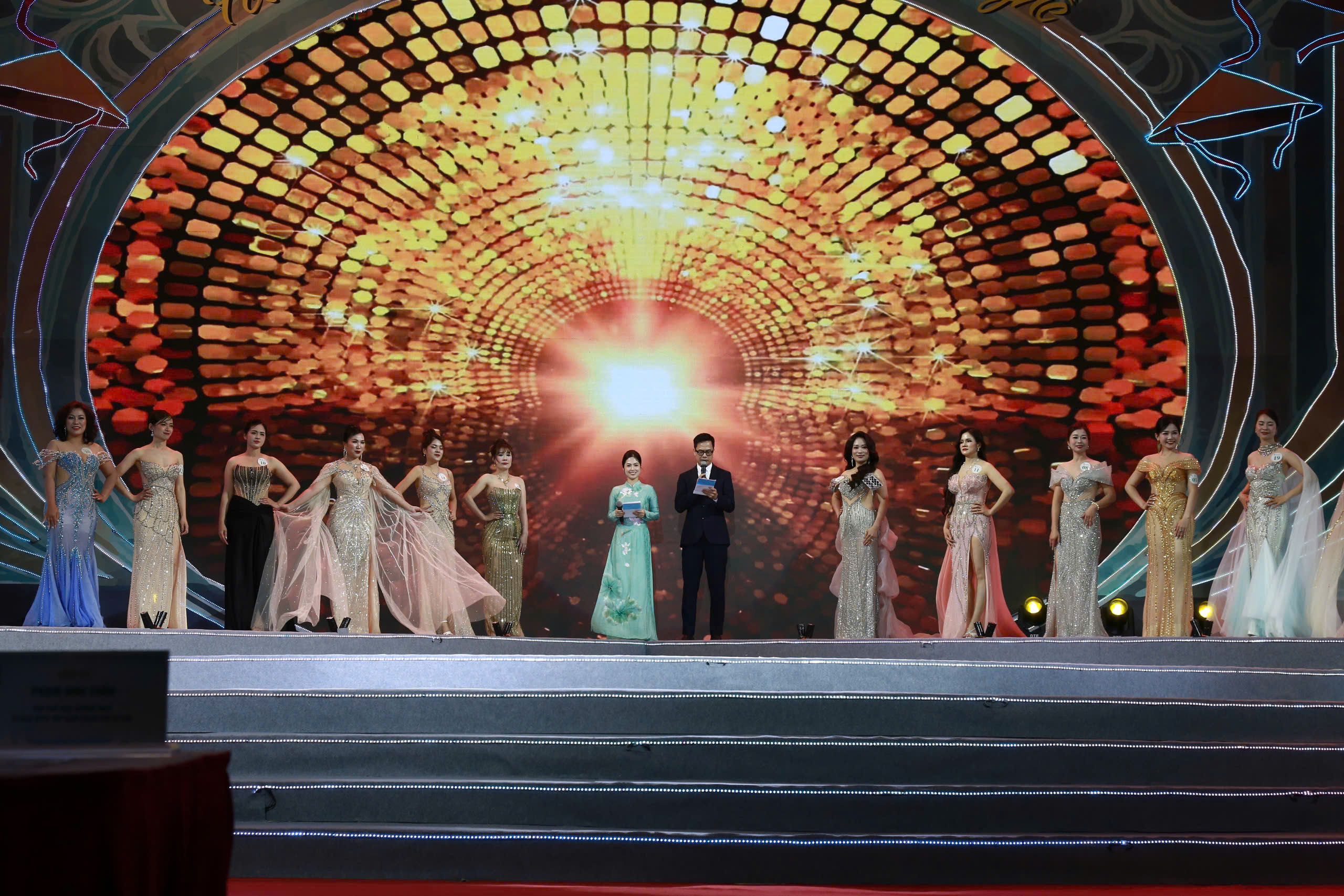 Top 20 thí sinh Nữ Đại sứ du lịch làng nghề Hà Nội 2025 lộng lẫy, kiêu sa với dạ hội  - ảnh 1