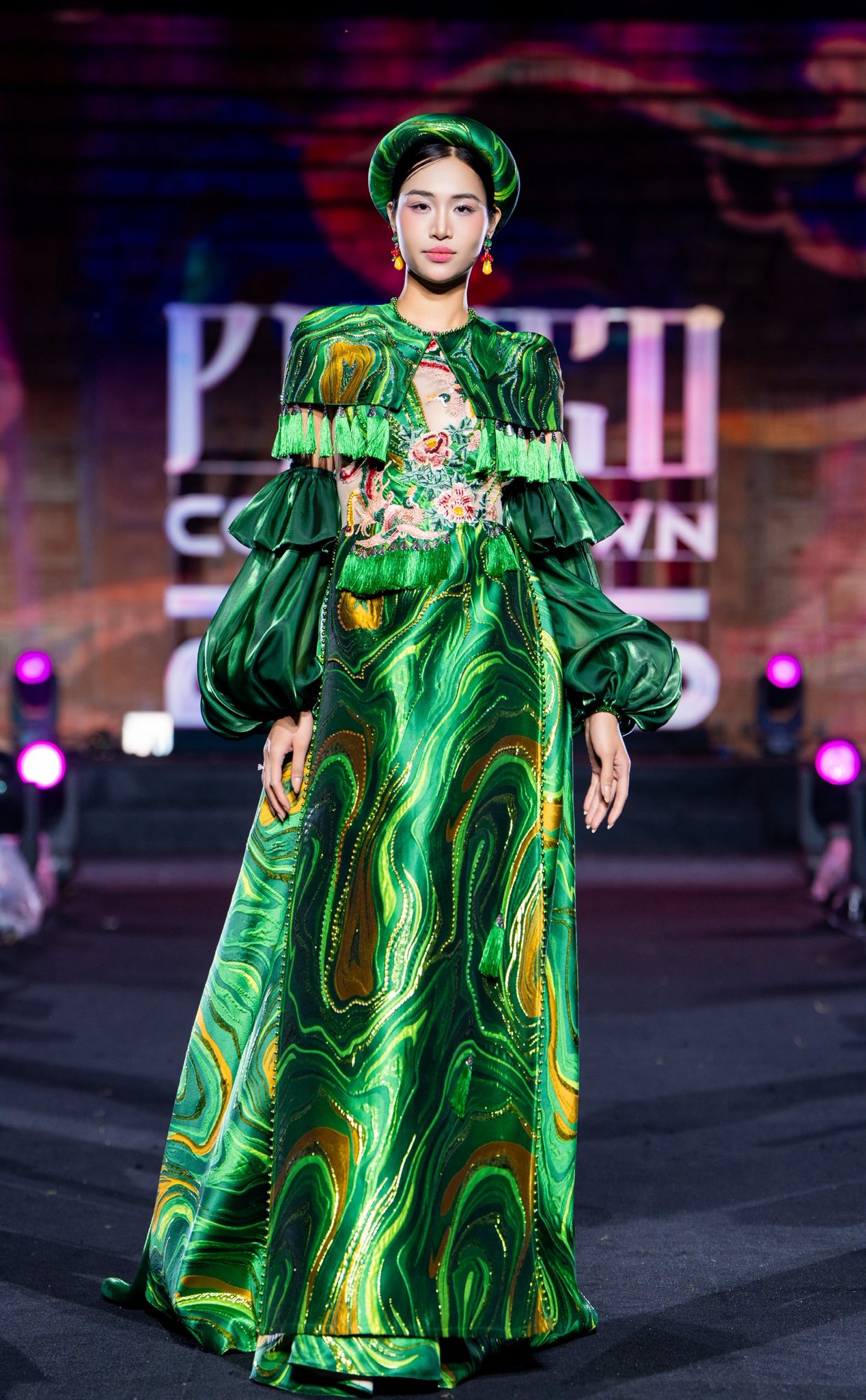 NTK Cao Minh Tiến và hành trình đưa khán giả về với sự tĩnh lặng của Tràng An qua thời trang  - ảnh 10