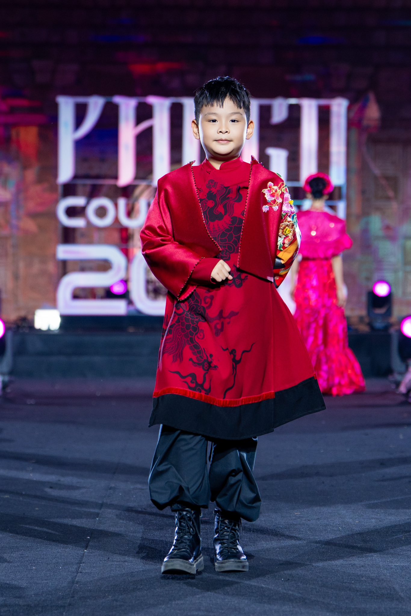 NTK Cao Minh Tiến và hành trình đưa khán giả về với sự tĩnh lặng của Tràng An qua thời trang  - ảnh 15