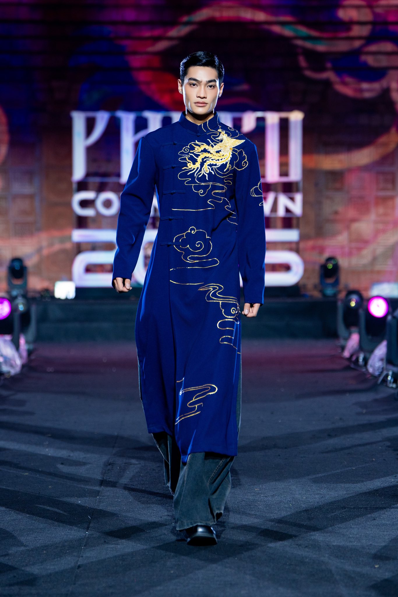 NTK Cao Minh Tiến và hành trình đưa khán giả về với sự tĩnh lặng của Tràng An qua thời trang  - ảnh 9