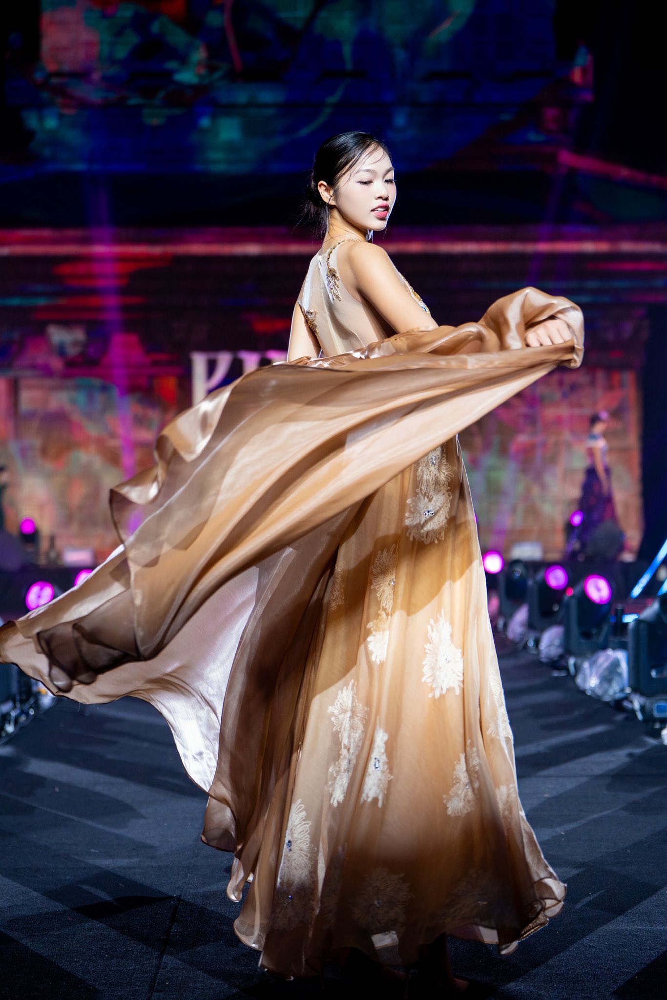 NTK Cao Minh Tiến và hành trình đưa khán giả về với sự tĩnh lặng của Tràng An qua thời trang  - ảnh 1