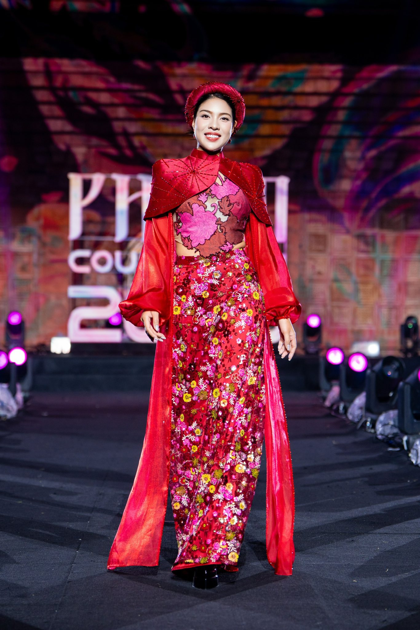 NTK Cao Minh Tiến và hành trình đưa khán giả về với sự tĩnh lặng của Tràng An qua thời trang  - ảnh 4