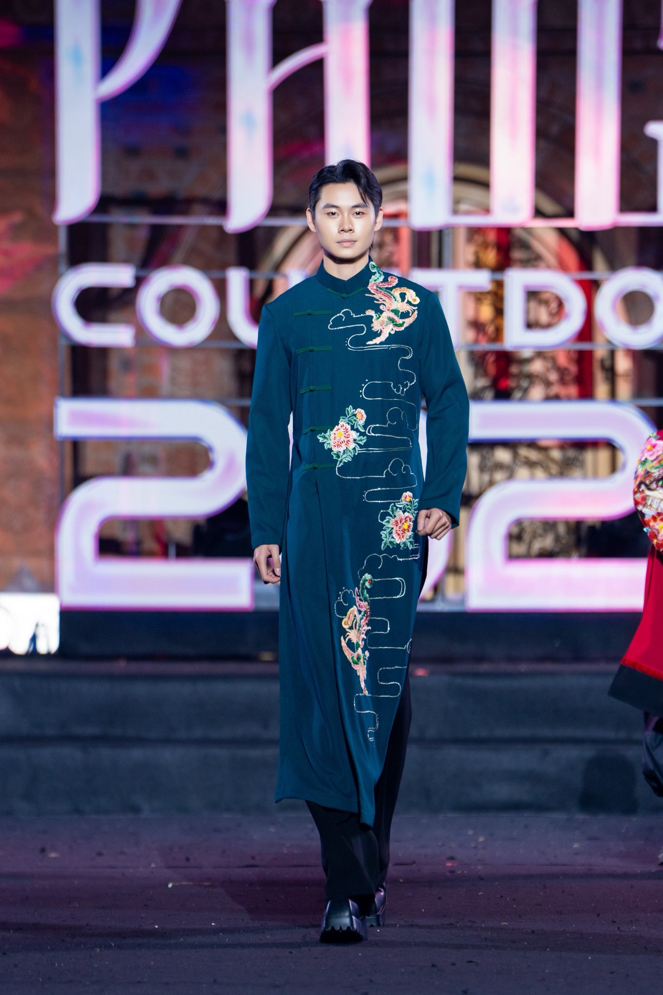 NTK Cao Minh Tiến và hành trình đưa khán giả về với sự tĩnh lặng của Tràng An qua thời trang  - ảnh 3