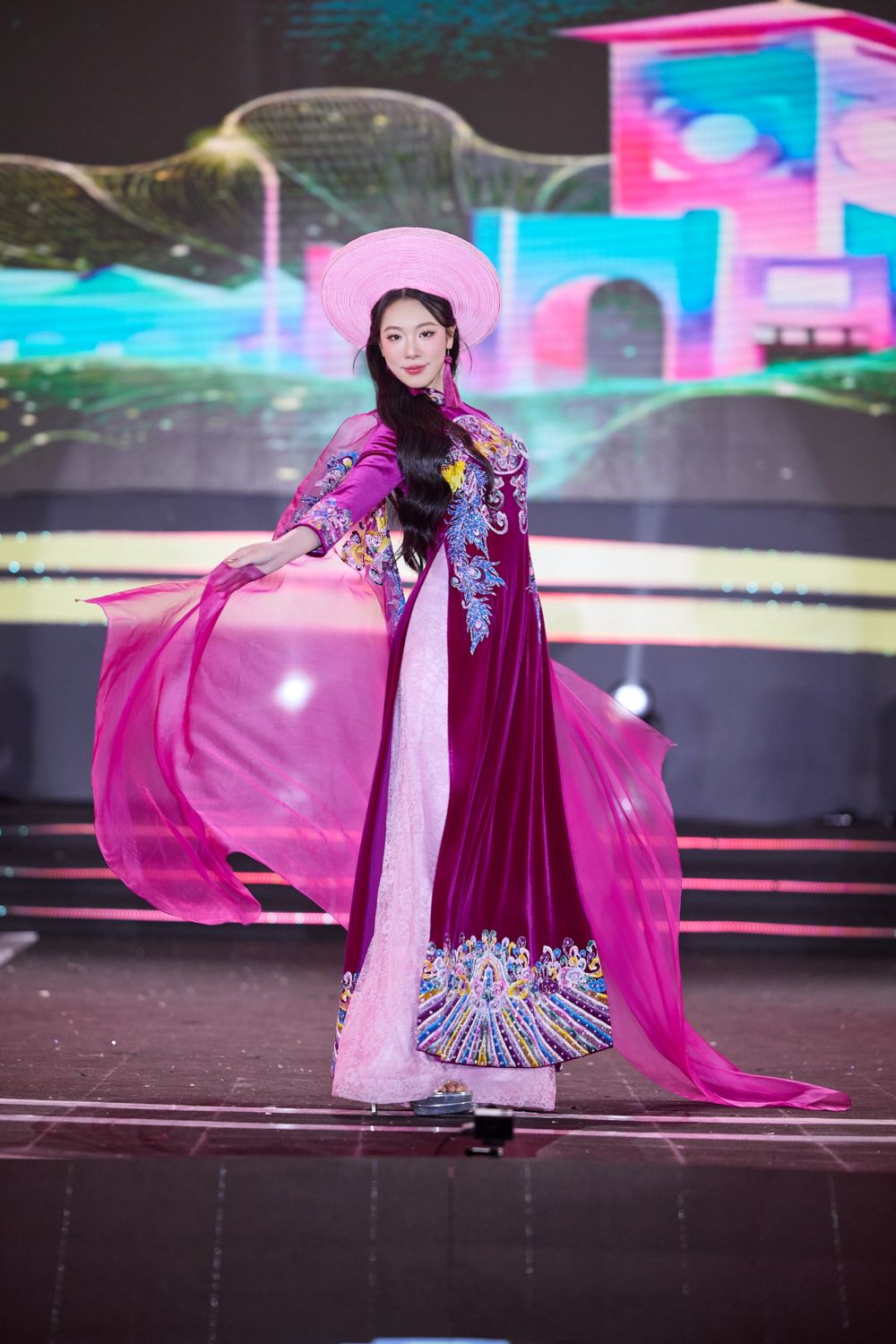 Cô gái Hà Nội đang theo học Thạc sĩ đăng quang Hoa hậu Du lịch Việt Nam 2026 - ảnh 12