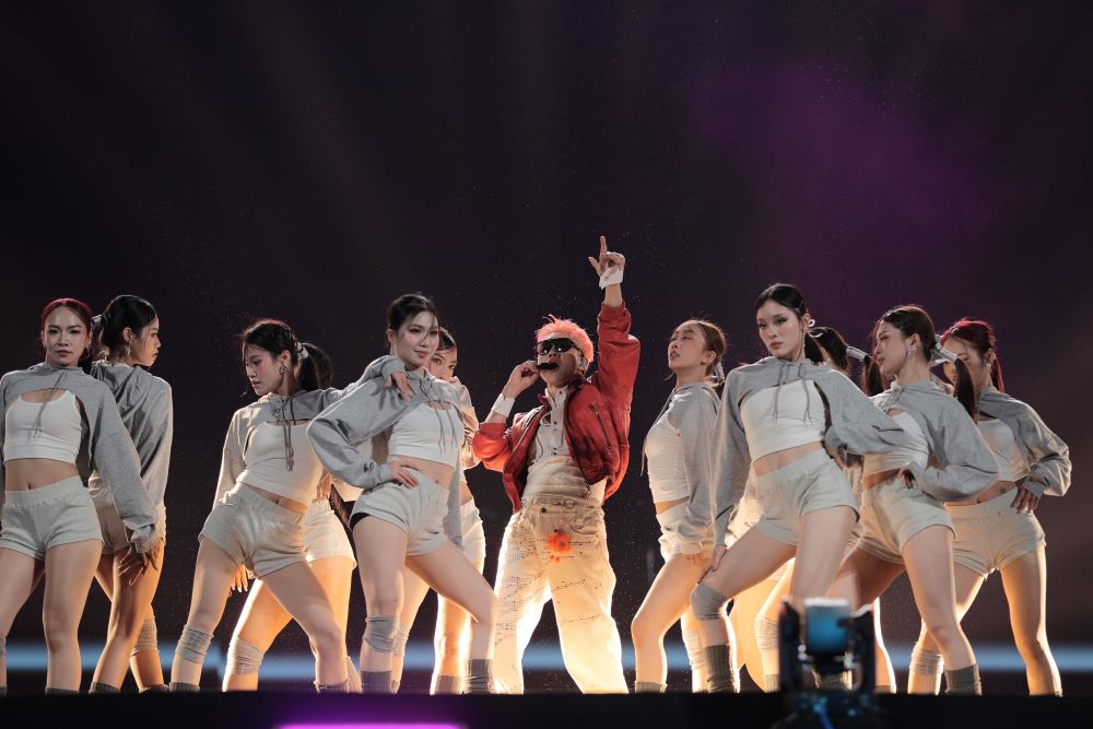 Phùng Khánh Linh đẹp ma mị, quyến rũ bên dàn sao đình đám tại GENFest - ảnh 6