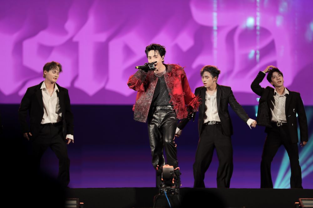 Phùng Khánh Linh đẹp ma mị, quyến rũ bên dàn sao đình đám tại GENFest - ảnh 7