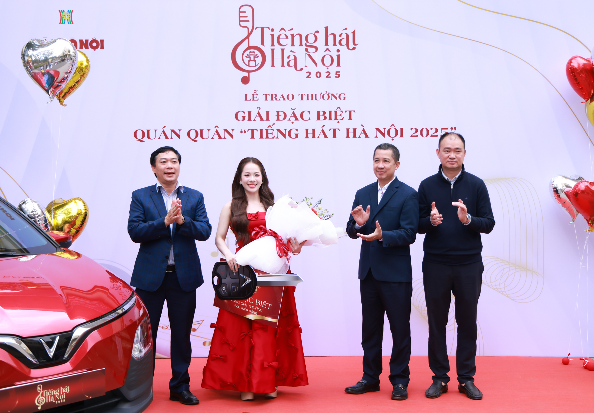 Quán quân Đào Lê Phương Chi nhận giải thưởng 600 triệu đồng từ cuộc thi “Tiếng hát Hà Nội 2025” - ảnh 2