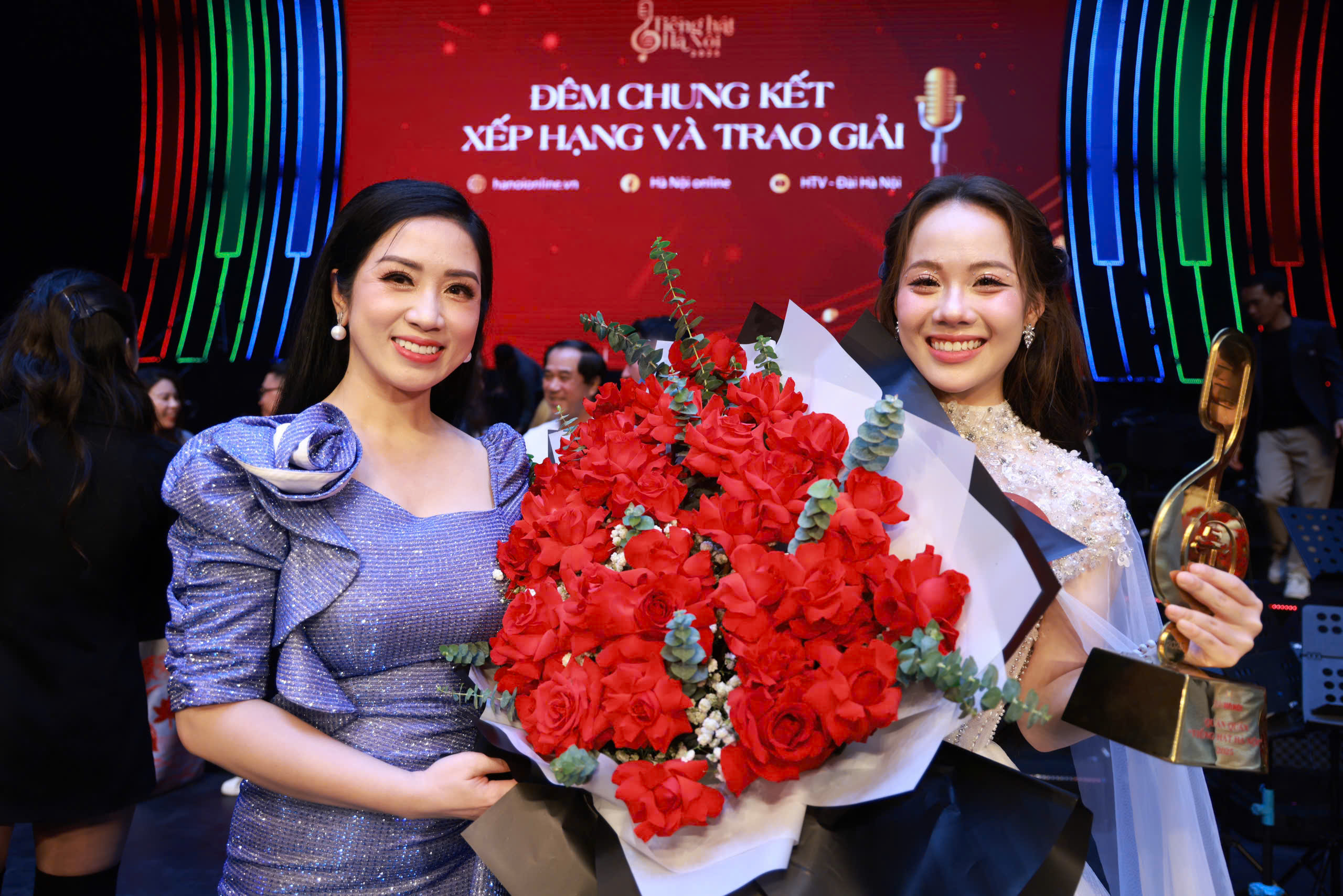 Quán quân Đào Lê Phương Chi nhận giải thưởng 600 triệu đồng từ cuộc thi “Tiếng hát Hà Nội 2025” - ảnh 4