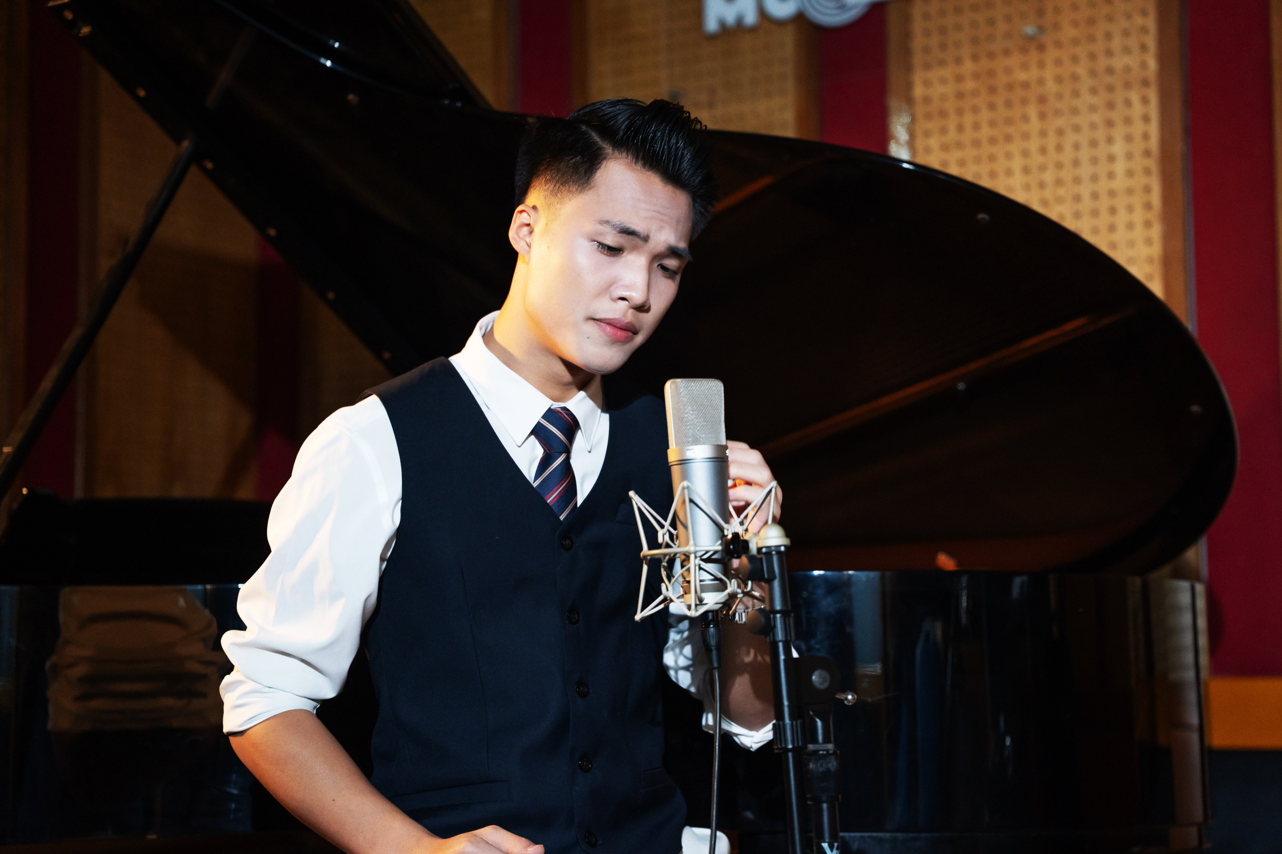 Giải Ba Tiếng hát Hà Nội 2025 Hoàng Hiệp rèn giũa bản thân bằng cách hát acoustic trong dự án mới  - ảnh 2