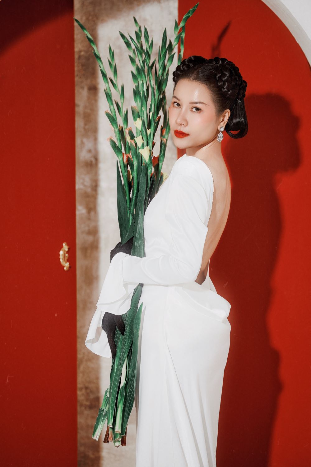 Ca sĩ Quỳnh Anh kết hợp nhiều nghệ sĩ quốc tế nổi tiếng, trong đó có nghệ sĩ từng đoạt giải Grammy “kể chuyện” mùa xuân Việt Nam - ảnh 3