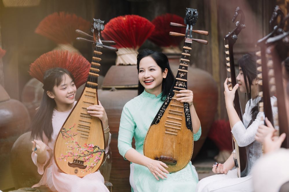 Nghệ sĩ Tỳ bà Vũ Diệu Thảo lan tỏa thông điệp sum vầy, bình an dịp Tết trong MV “Tết bình an bên nhau” - ảnh 9