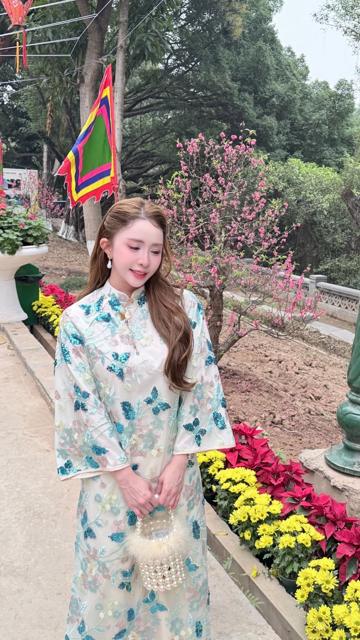 Nghệ sĩ Việt xúng xính diện áo dài đón chào năm mới - ảnh 6