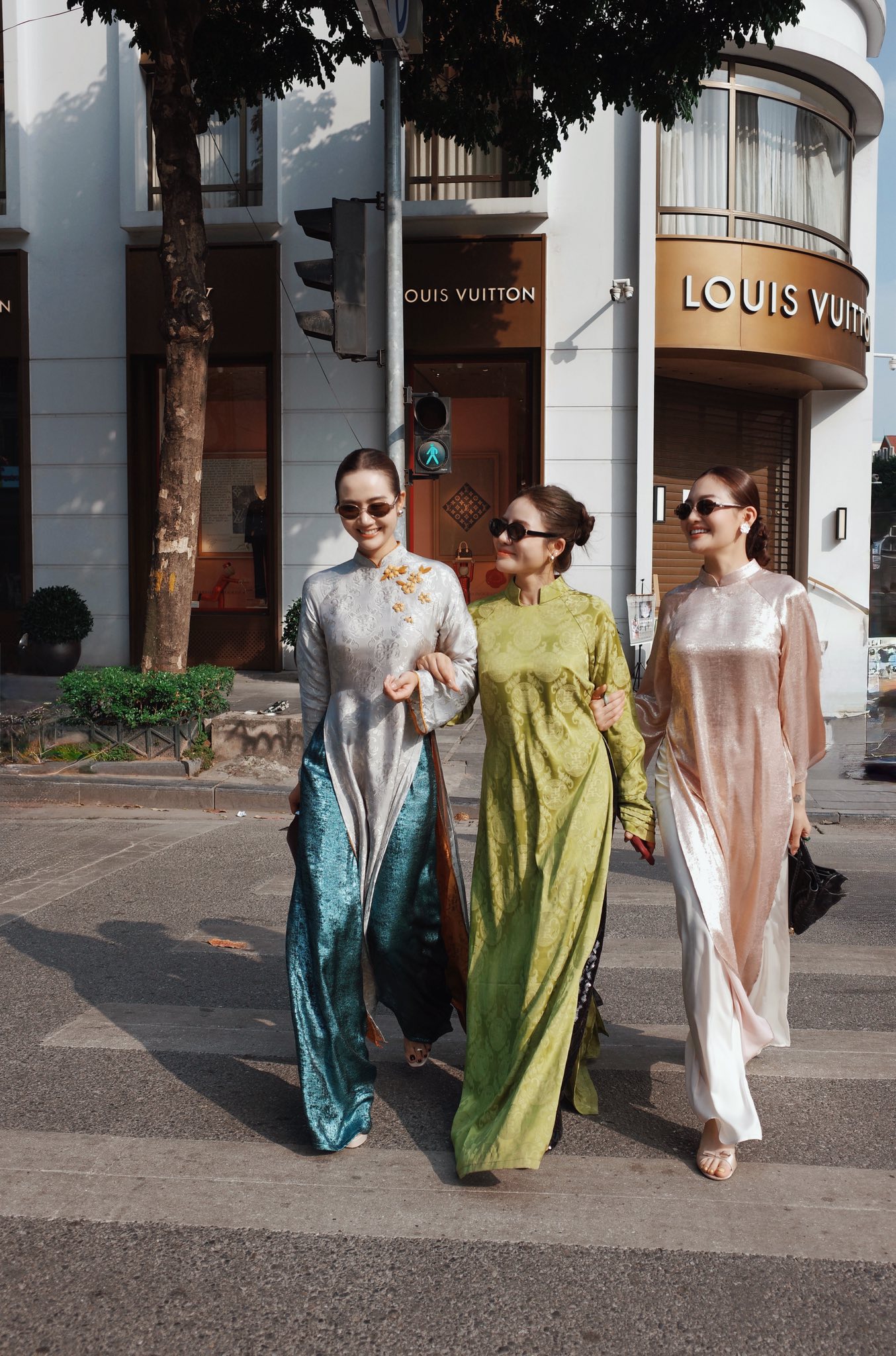 Nghệ sĩ Việt xúng xính diện áo dài đón chào năm mới - ảnh 2