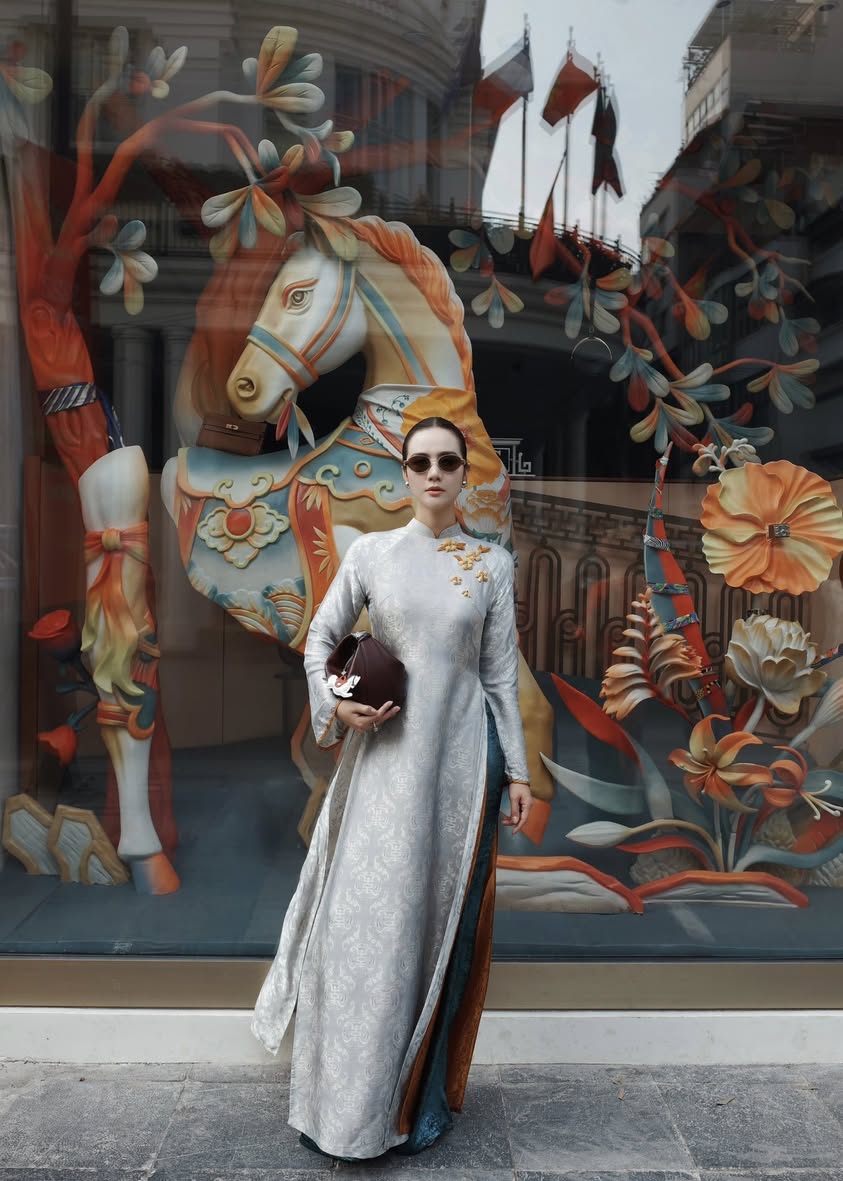 Nghệ sĩ Việt xúng xính diện áo dài đón chào năm mới  - ảnh 3