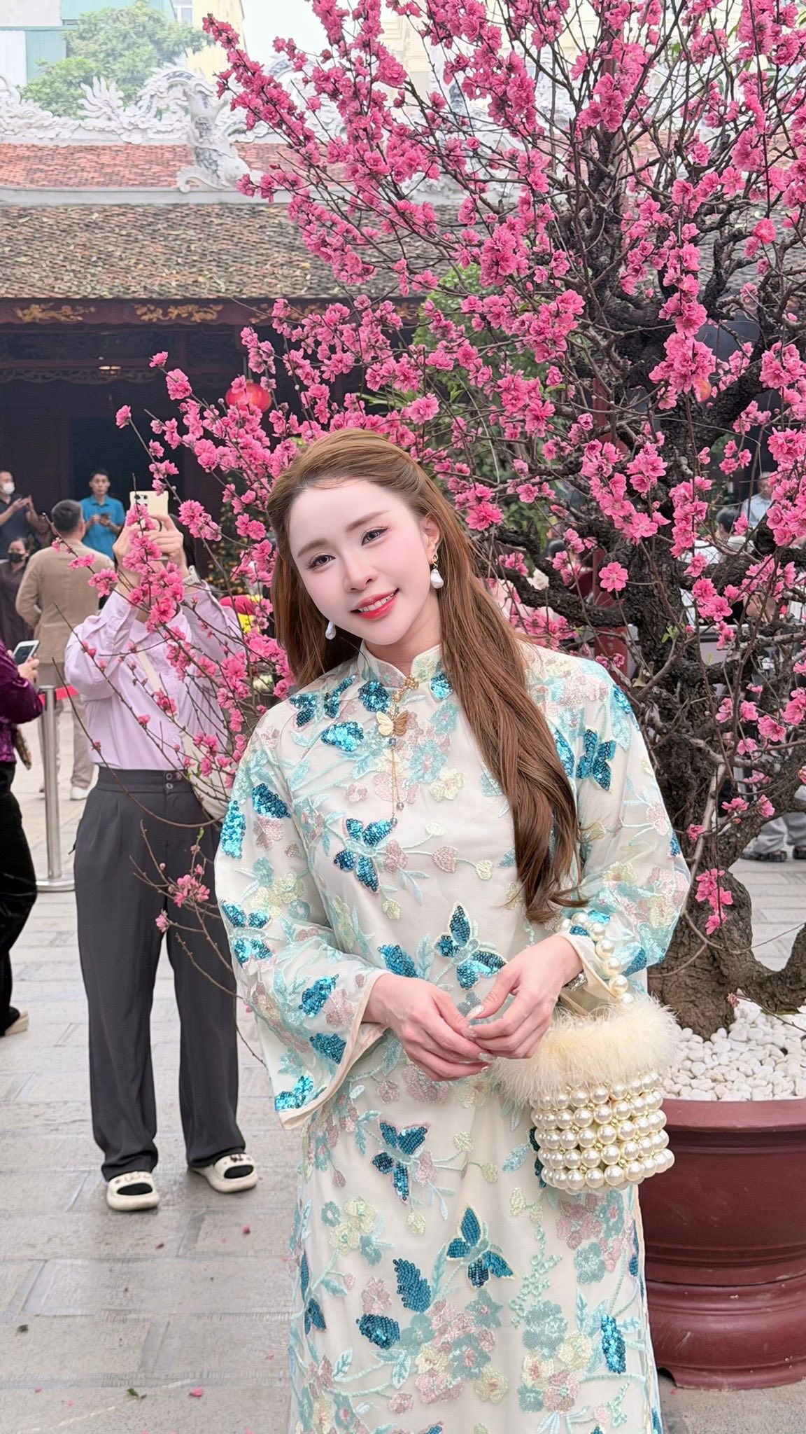 Nghệ sĩ Việt xúng xính diện áo dài đón chào năm mới - ảnh 7