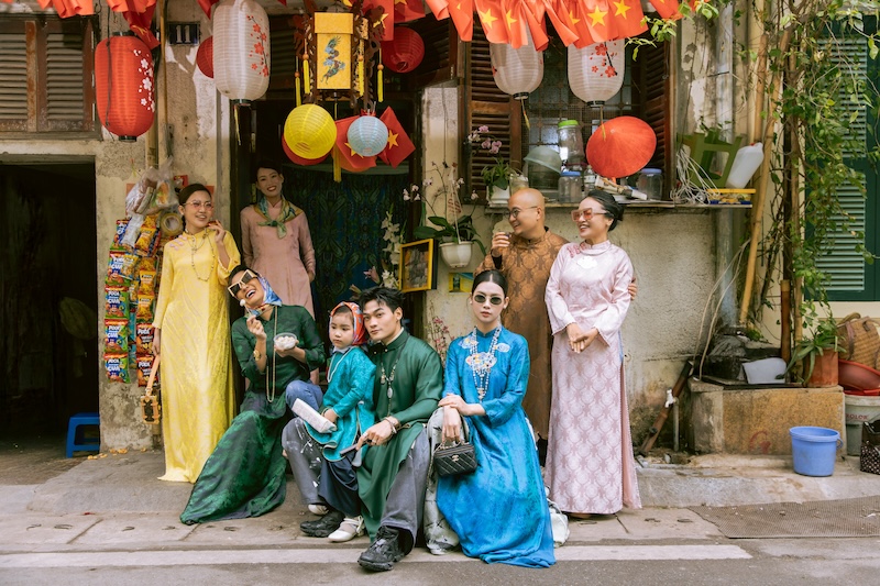 Dàn sao Việt diện áo dài gấm lụa của Cao Minh Tiến rộn ràng đón Xuân mới - ảnh 1