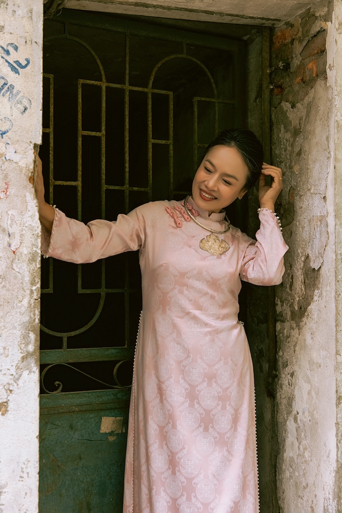 Dàn sao Việt diện áo dài gấm lụa của Cao Minh Tiến rộn ràng đón Xuân mới - ảnh 6