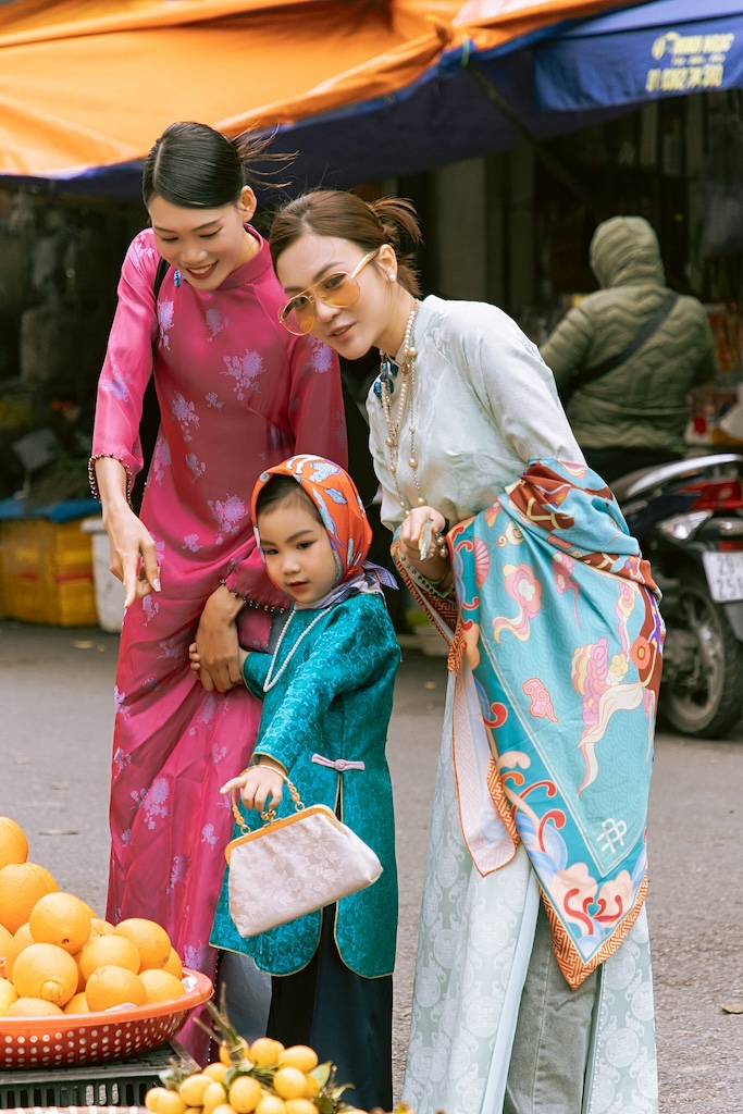 Dàn sao Việt diện áo dài gấm lụa của Cao Minh Tiến rộn ràng đón Xuân mới - ảnh 11