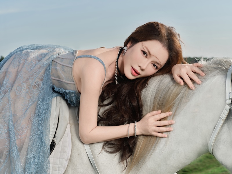 Bộ ảnh Tết khoe khí chất quyền lực, quyến rũ bên ngựa của Lý Nhã Kỳ  - ảnh 4