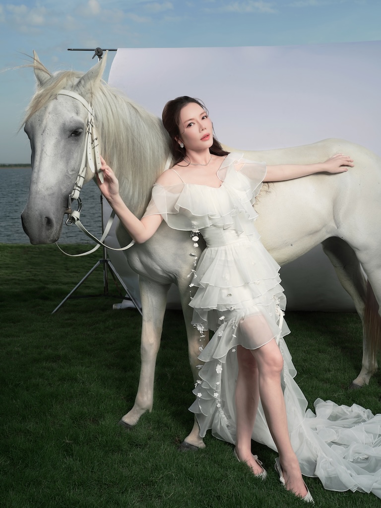 Bộ ảnh Tết khoe khí chất quyền lực, quyến rũ bên ngựa của Lý Nhã Kỳ  - ảnh 3