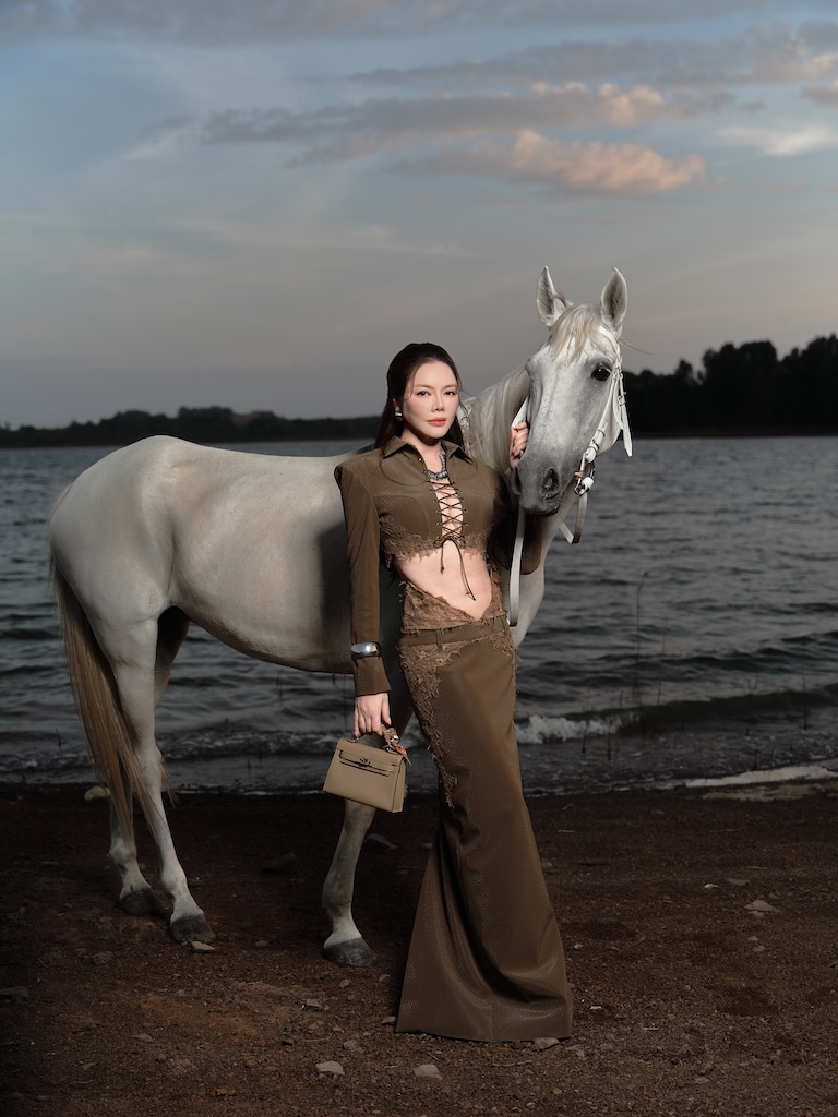 Bộ ảnh Tết khoe khí chất quyền lực, quyến rũ bên ngựa của Lý Nhã Kỳ  - ảnh 5
