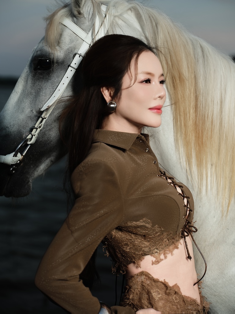 Bộ ảnh Tết khoe khí chất quyền lực, quyến rũ bên ngựa của Lý Nhã Kỳ  - ảnh 6