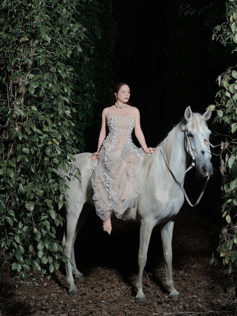 Bộ ảnh Tết khoe khí chất quyền lực, quyến rũ bên ngựa của Lý Nhã Kỳ  - ảnh 7