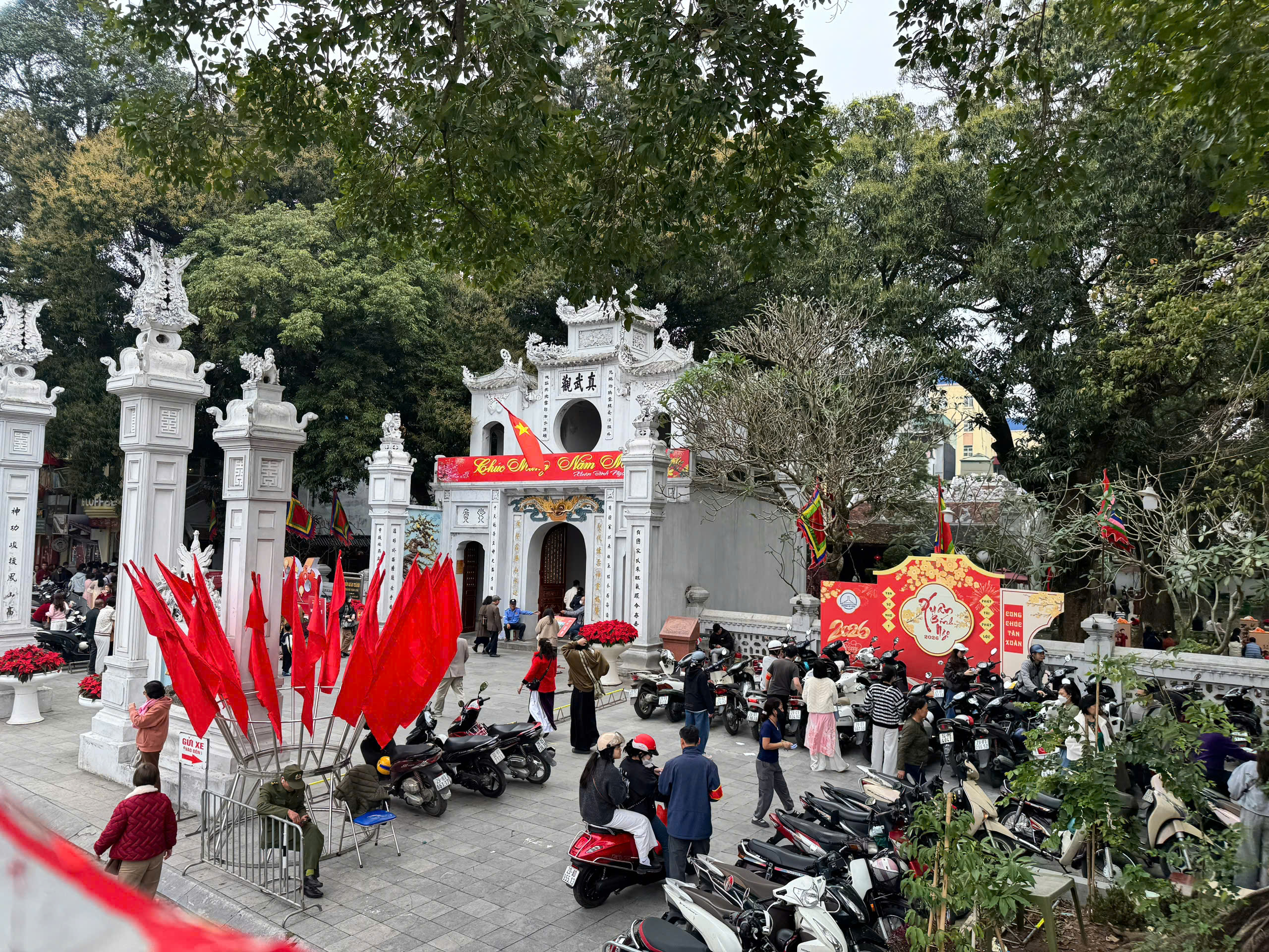 Hà Nội bình yên, thư thả trong ngày mùng 3 Tết - ảnh 4