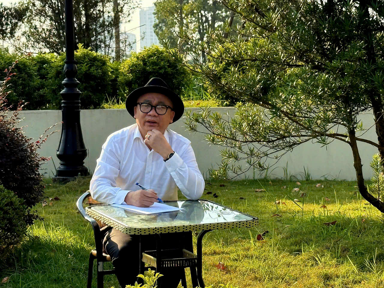 Bài thơ “Cạm bẫy tình” nhìn thẳng vào “mê cung” cảm xúc bằng lăng kính hóm hỉnh  - ảnh 1