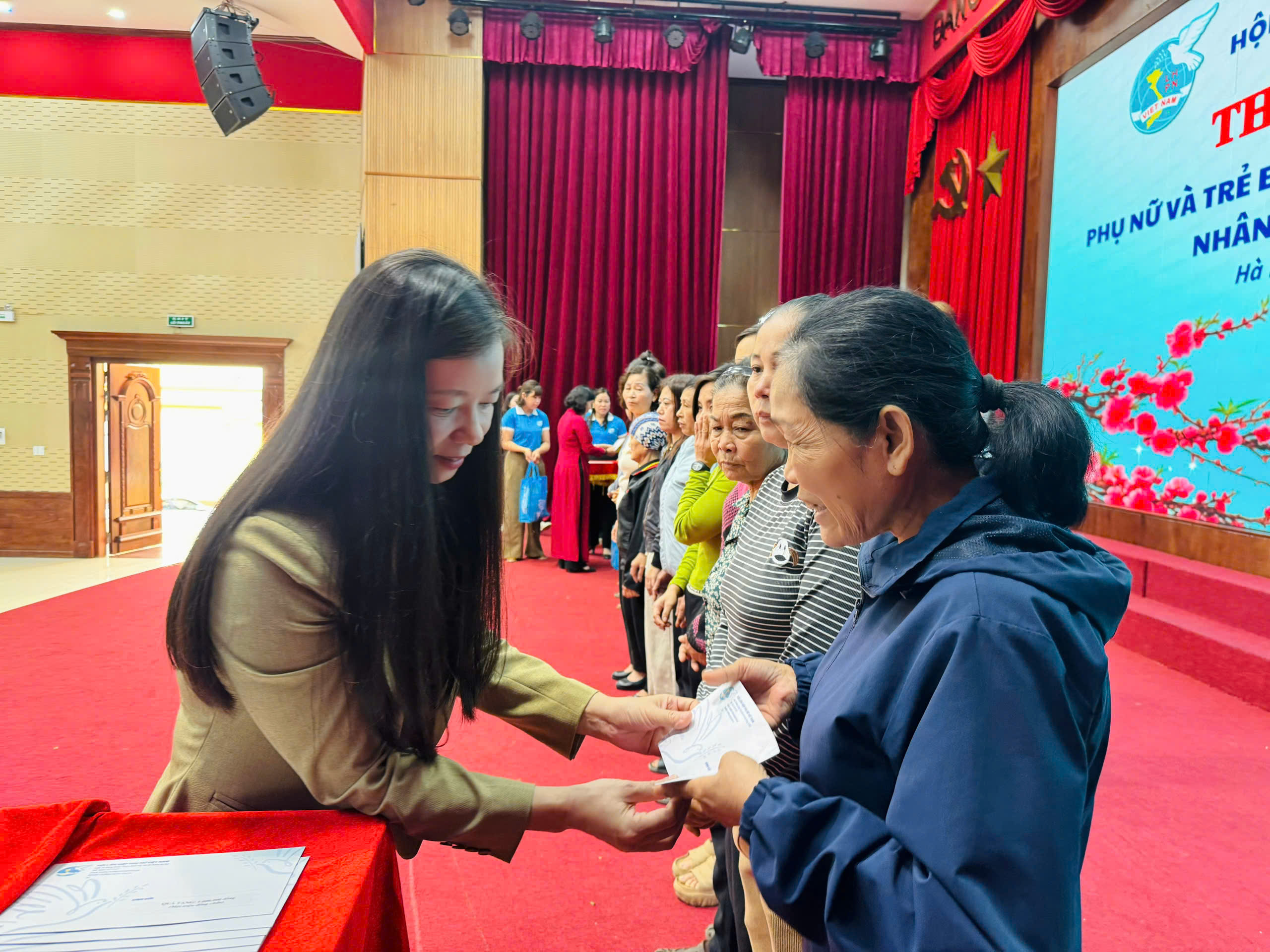Chủ tịch Hội LHPN Việt Nam tặng quà cho 100 phụ nữ và trẻ em mồ côi có hoàn cảnh khó khăn tại Hà Nội nhân dịp Xuân Bính Ngọ  - ảnh 6