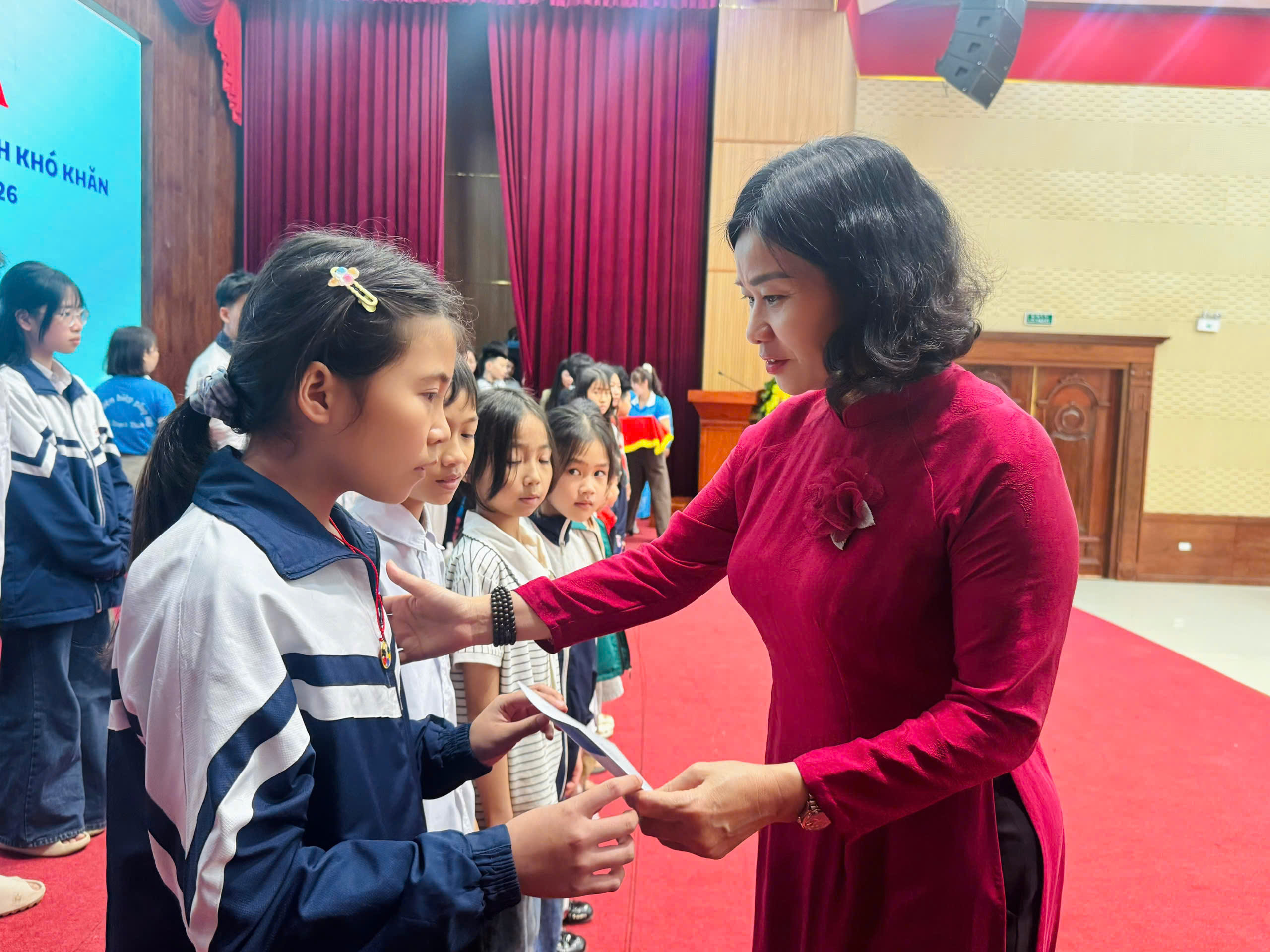 Chủ tịch Hội LHPN Việt Nam tặng quà cho 100 phụ nữ và trẻ em mồ côi có hoàn cảnh khó khăn tại Hà Nội nhân dịp Xuân Bính Ngọ  - ảnh 4