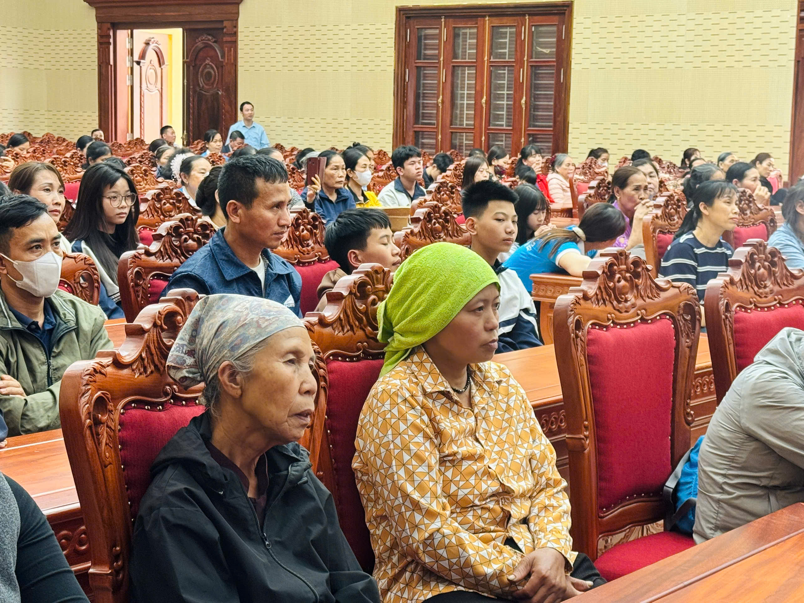Chủ tịch Hội LHPN Việt Nam tặng quà cho 100 phụ nữ và trẻ em mồ côi có hoàn cảnh khó khăn tại Hà Nội nhân dịp Xuân Bính Ngọ  - ảnh 1