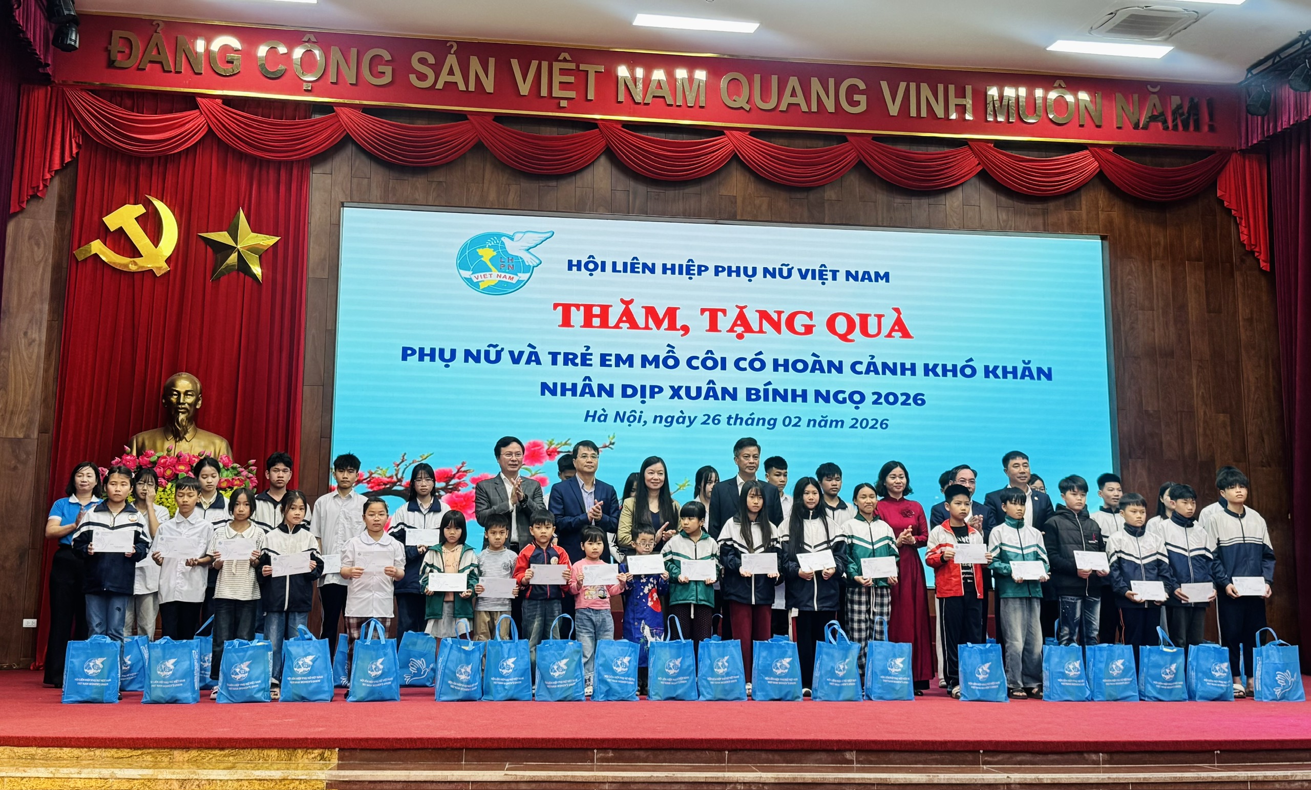 Chủ tịch Hội LHPN Việt Nam tặng quà cho 100 phụ nữ và trẻ em mồ côi có hoàn cảnh khó khăn tại Hà Nội nhân dịp Xuân Bính Ngọ  - ảnh 9