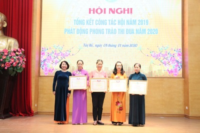 -	Đại diện Hội LHPN thành phố Hà Nội trao Bằng khen của Hội cho các tập thể có thành tích xuất sắc trong thực hiện phong trào thi đua năm 2019 -	Đại diện Hội LHPN thành phố Hà Nội trao Bằng khen của Hội cho các tập thể có thành tích xuất sắc trong thực hiện phong trào thi đua năm 2019