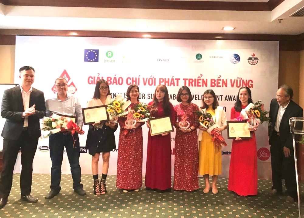 Ban tổ chức trao giải cho các tác giả