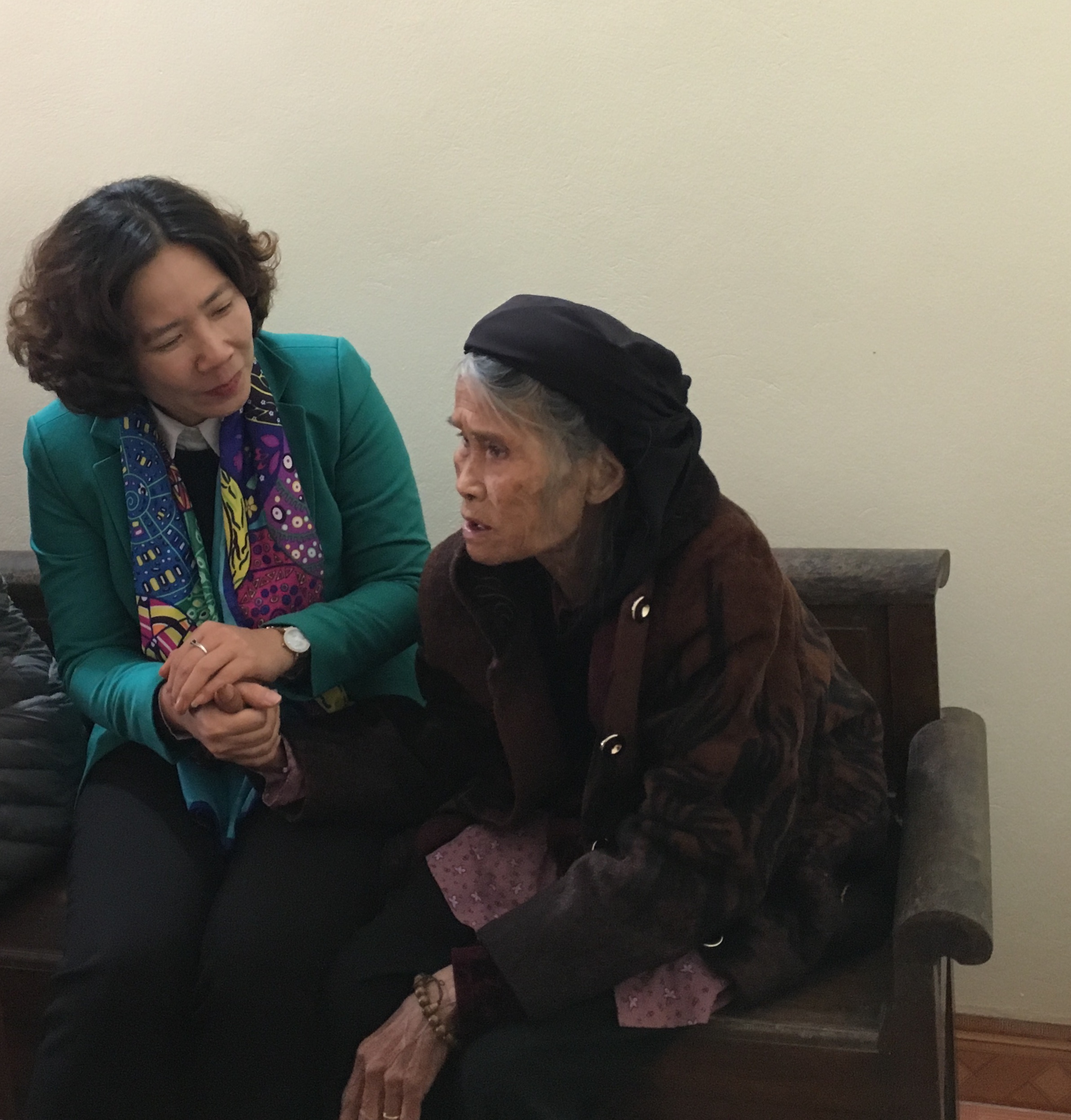 Chủ tịch Hội LHPN H&agrave; Nội L&ecirc; Kim Anh thăm hỏi v&agrave; ch&uacute;c Tết Mẹ Việt Nam Anh h&ugrave;ng Ph&ugrave;ng Thị Đồng