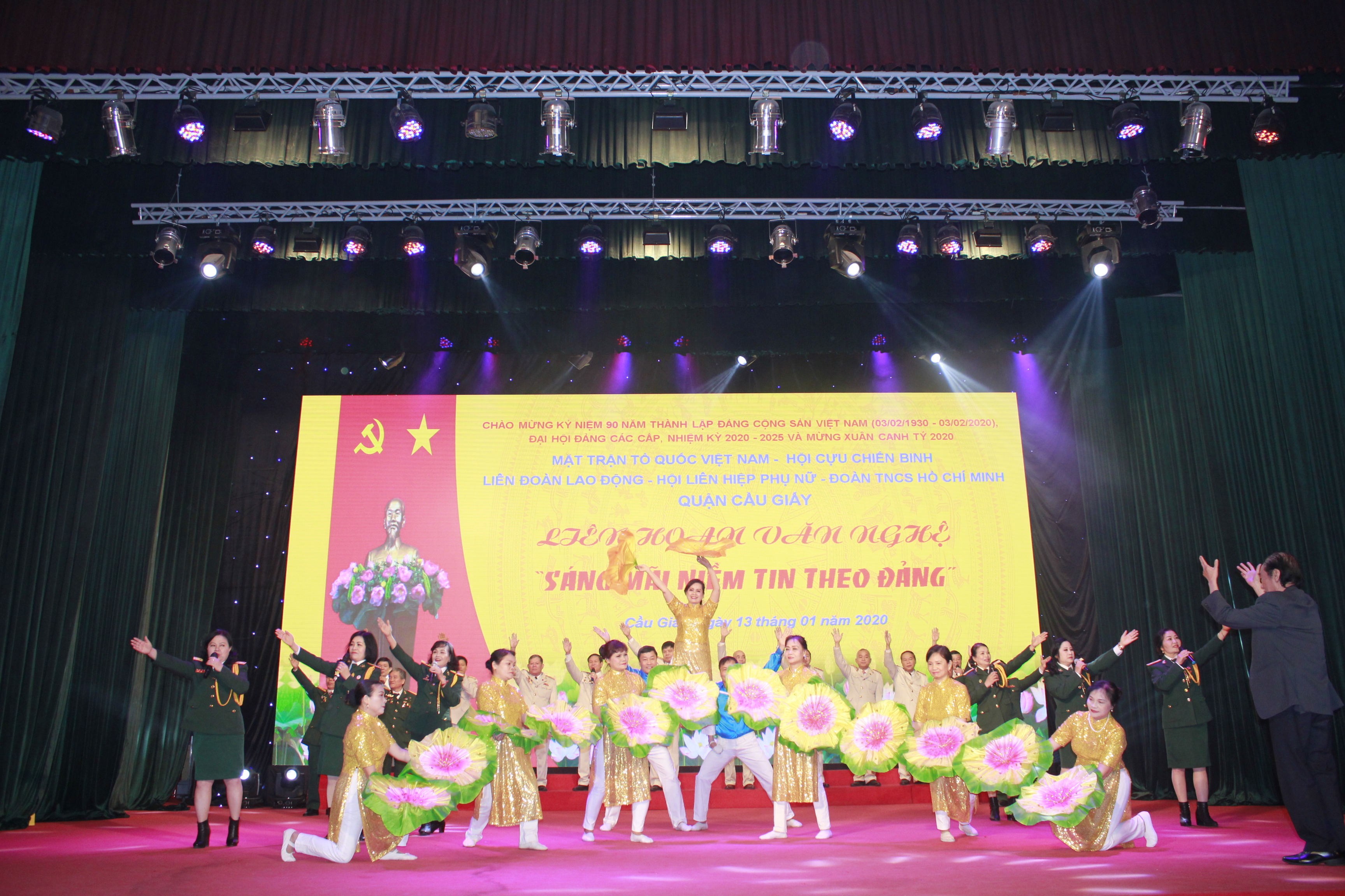 Tiết mục biểu diễn mở m&agrave;n chương tr&igrave;nh li&ecirc;n hoan văn nghệ &ldquo;S&aacute;ng m&atilde;i niềm tin theo Đảng&rdquo;