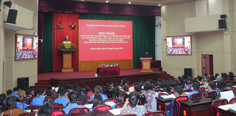 Các cán bộ, hội viên phụ nữ và đoàn viên thanh niên quận  tham dự hội nghị Các cán bộ, hội viên phụ nữ và đoàn viên thanh niên quận  tham dự hội nghị