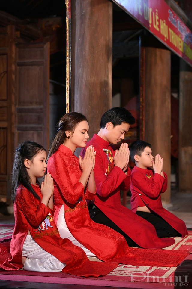 H&igrave;nh ảnh gia đ&igrave;nh đầm ấm trong Mv khiến kh&aacute;n giả mong Tết về