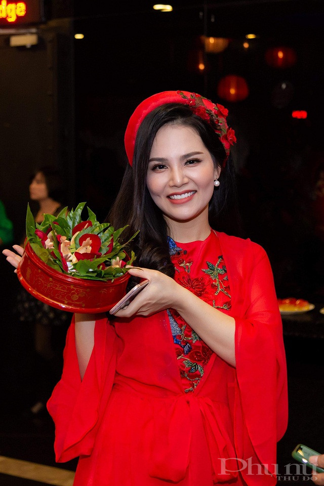 Mai Thương mời trầu theo kiểu người Quan họ trong buổi ra mắt MV