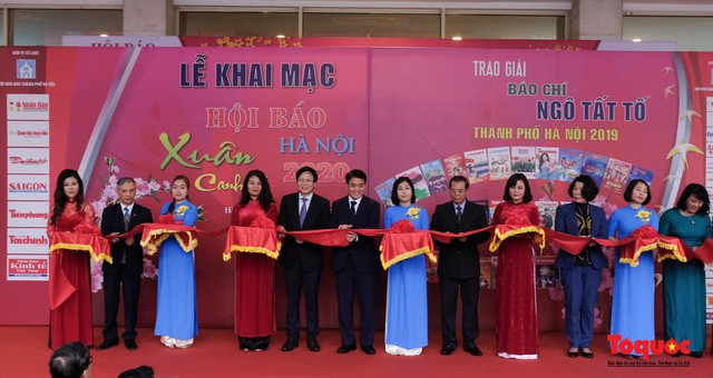 C&aacute;c đại biểu cắt băng khai mạc Hội b&aacute;o xu&acirc;n Canh T&yacute; 2020