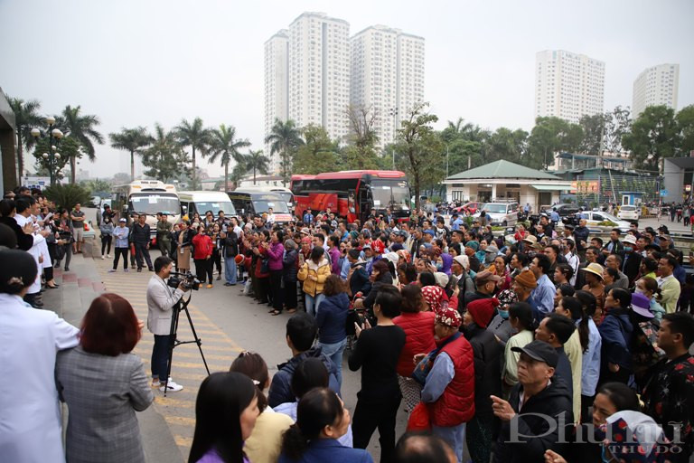 Trước tình hình thực tế về sự quá tải của các bến xe nhân dịp Tết Nguyên đán, sự khó khăn về điều kiện kinh tế và sức khỏe của người bệnh ung thư, thay vì phải ra bến xe đông đúc ấy, ngay tại “bến xe đặc biệt Bệnh viện K”, tất cả người bệnh và người nhà được đưa lên những chiếc xe khởi hành miễn phí, đưa về nhà đón Tết sum vầy cùng gia đình.