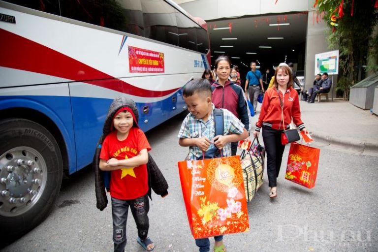 Sáng 16/1, những chuyến xe ấm áp cũng tiếp tục xuất phát từ Viện Huyết học và Truyền máu TƯ, đưa gần 100 người bệnh về quê đón Tết.  Đây là năm thứ 5 chương trình được tổ chức tại Viện Huyết học – Truyền máu TW và trong dịp Tết Nguyên đán Canh Tý – 2020, chương trình được tổ chức làm 3 đợt giúp cho hàng trăm người bệnh không phải vất vả chen lấn nơi bến xe, bến tàu đông đúc trong những ngày giáp Tết.