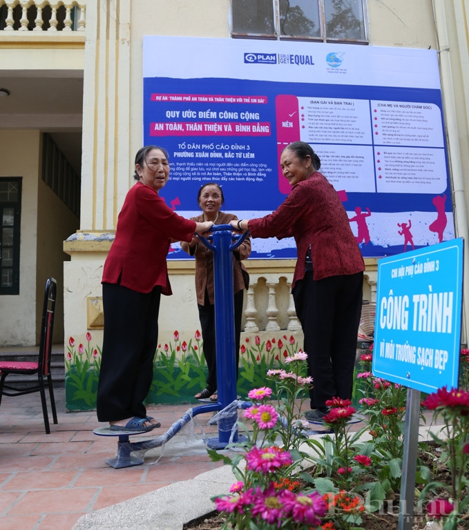 Chia sẻ tại lễ khai mạc, &ocirc;ng Trần Trung Tuyển - Chủ tịch UBND phường Xu&acirc;n Đỉnh khẳng định sẽ phối hợp với l&atilde;nh đạo tổ d&acirc;n phố C&aacute;o Đỉnh 3 để giữ g&igrave;n, sử dụng c&aacute;c trang thiết bị đ&uacute;ng mục đ&iacute;ch, đ&aacute;p ứng nhu cầu vui chơi, r&egrave;n luyện sức khỏe an to&agrave;n, l&agrave;nh mạnh cho trẻ em, phụ nữ v&agrave; nh&acirc;n d&acirc;n trong tổ d&acirc;n phố.