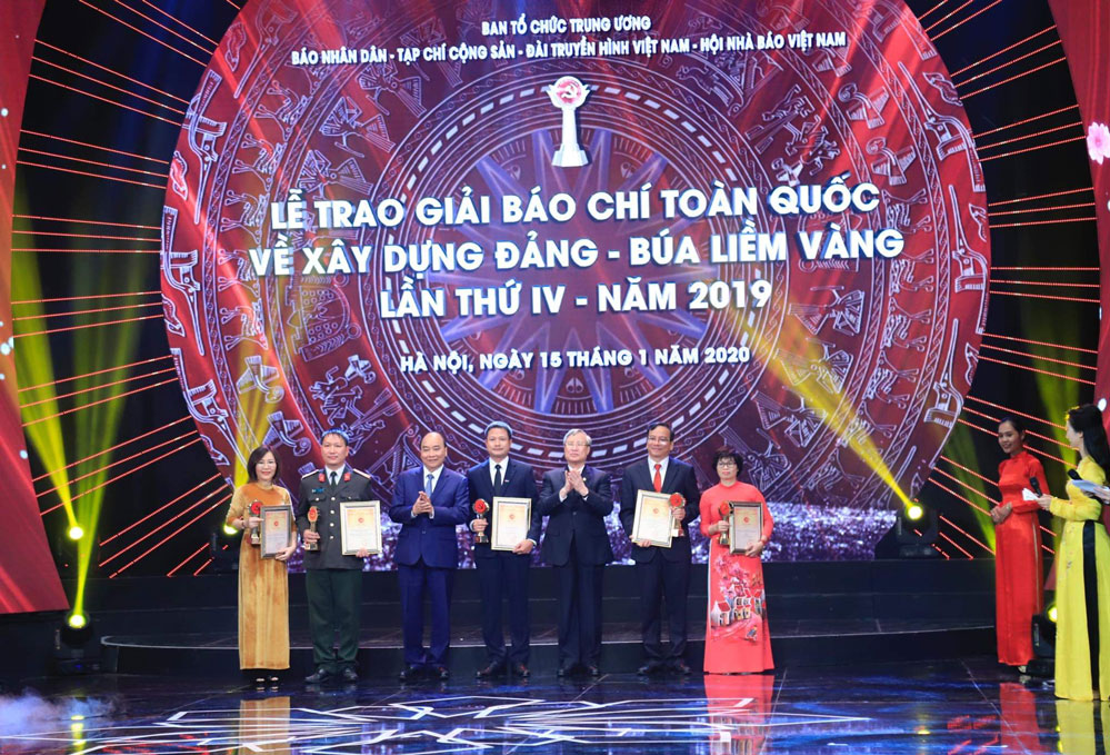 Ủy viên Bộ Chính trị, Thủ tướng Chính phủ Nguyễn Xuân Phúc; Ủy viên Bộ Chính trị, Thường trực Ban Bí thư Trần Quốc Vượng trao giải A cho các tác giả, nhóm tác giả đoạt giải Ủy viên Bộ Chính trị, Thủ tướng Chính phủ Nguyễn Xuân Phúc; Ủy viên Bộ Chính trị, Thường trực Ban Bí thư Trần Quốc Vượng trao giải A cho các tác giả, nhóm tác giả đoạt giải