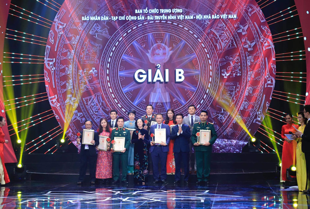 Các Ủy viên Bộ Chính trị, Bí thư Trung ương Đảng: Trưởng ban Tuyên giáo Trung ương Võ Văn Thưởng, Trưởng ban Dân vận Trung ương Trương Thị Mai trao giải B cho các tác giả, nhóm tác giả đoạt giải Các Ủy viên Bộ Chính trị, Bí thư Trung ương Đảng: Trưởng ban Tuyên giáo Trung ương Võ Văn Thưởng, Trưởng ban Dân vận Trung ương Trương Thị Mai trao giải B cho các tác giả, nhóm tác giả đoạt giải
