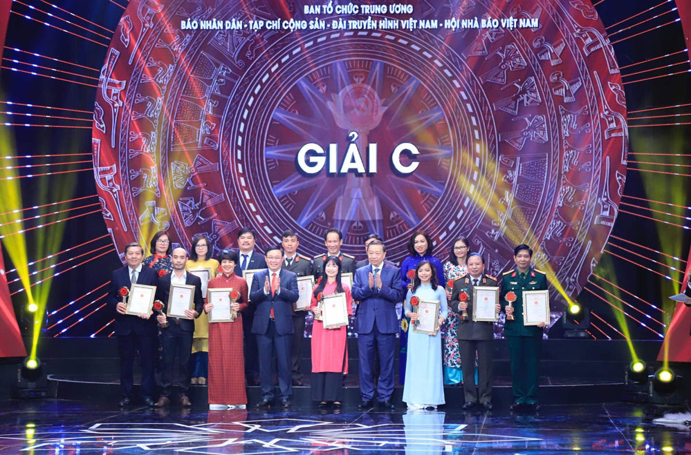 Các Ủy viên Bộ Chính trị: Phó Thủ tướng Chính phủ Vương Đình Huệ, Đại tướng - Bộ trưởng Bộ Công an Tô Lâm trao giải C cho các tác giả, nhóm tác giả đoạt giải Các Ủy viên Bộ Chính trị: Phó Thủ tướng Chính phủ Vương Đình Huệ, Đại tướng - Bộ trưởng Bộ Công an Tô Lâm trao giải C cho các tác giả, nhóm tác giả đoạt giải