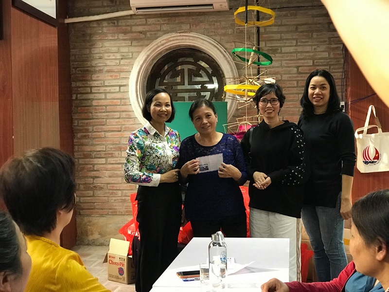 Trao quà cho Hội người khuyết tật Quận Trao quà cho Hội người khuyết tật Quận